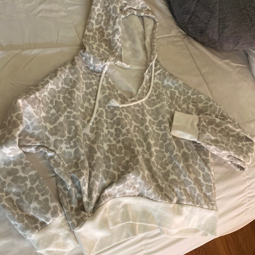 Leopard print hoodie with pockets!
